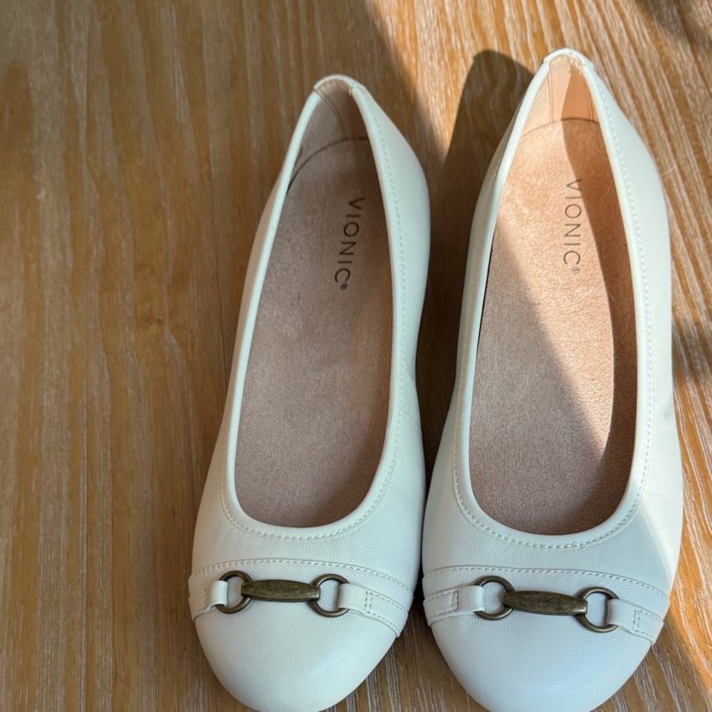 Vionic Women's Cream Loafers with Gold Accent